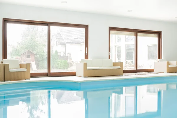 Modernes Haus mit Schwimmbad — Stockfoto