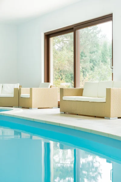 Sofa neben dem Schwimmbad — Stockfoto