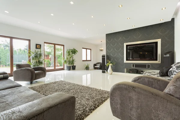 Sala de estar enorme em casa cara — Fotografia de Stock