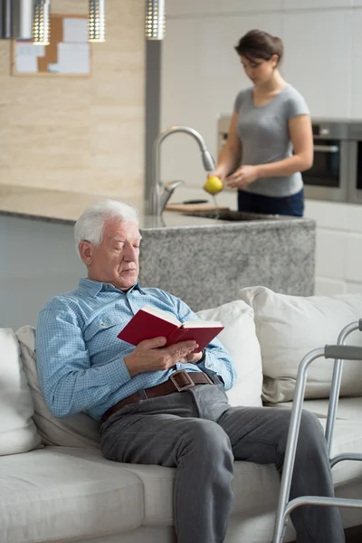 Vila på soffan — Stockfoto