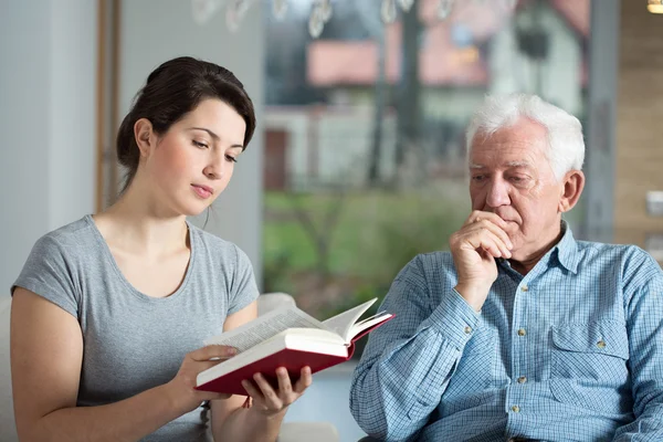 Lezen van het boek — Stockfoto