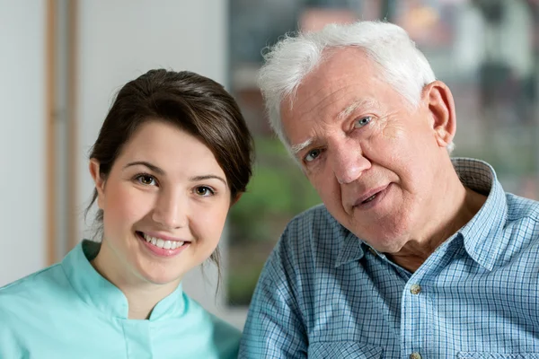 Portret van verpleegster met patiënt — Stockfoto