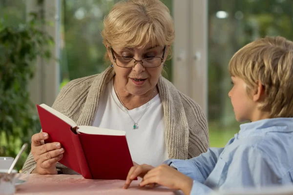 Wise grandmother — Stock Photo, Image