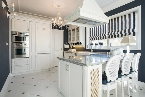 Szépség konyha fehér bútorok — Stock Fotó
