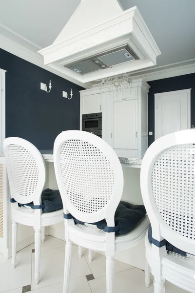 Elegante stoelen in de keuken — Stockfoto