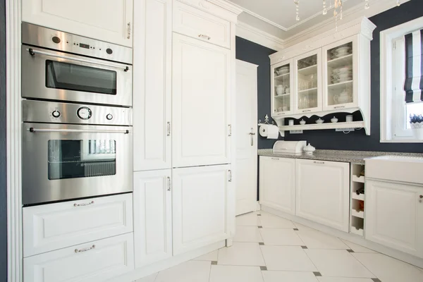 Interior de la cocina con muebles modernos — Foto de Stock