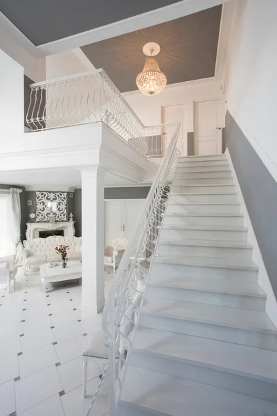 Belleza escaleras blancas en casa — Foto de Stock