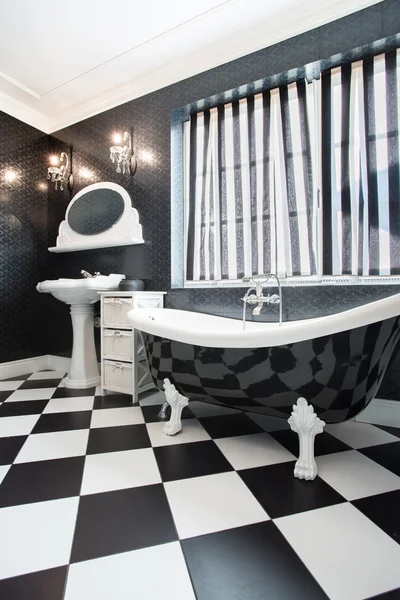 Schwarze Badewanne im modernen Badezimmer — Stockfoto