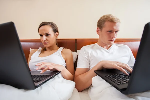 Computer portatile che lavora a letto — Foto Stock