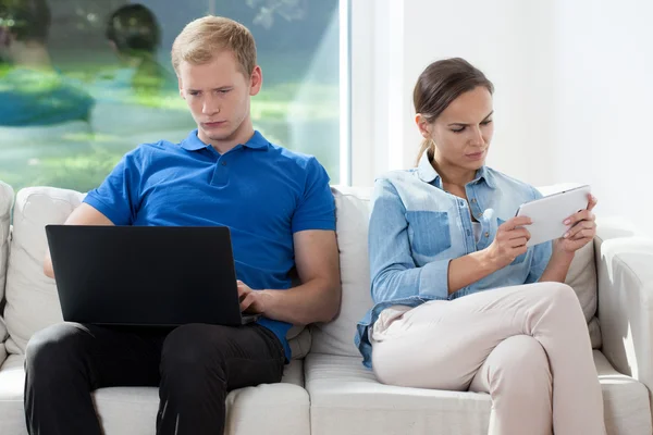 Couple addicted to internet at home — Stock Photo, Image