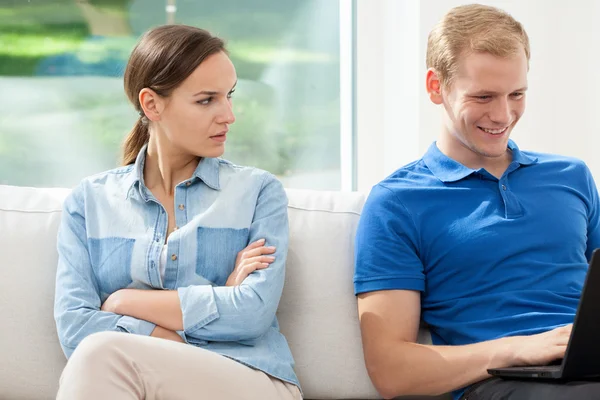 Mujer asqueada y hombre adicto — Foto de Stock