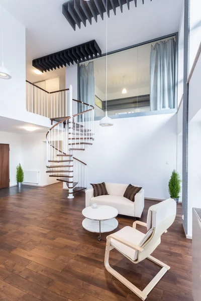 Лестница в квартире — стоковое фото