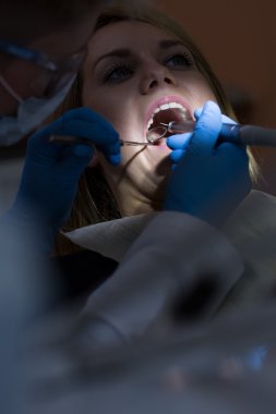 Diş tedavisi yapıyor stomatologist