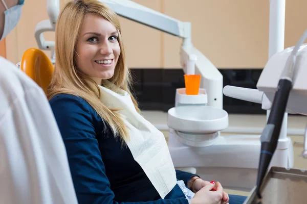 Vrouw zitten op dental stoel — Stockfoto