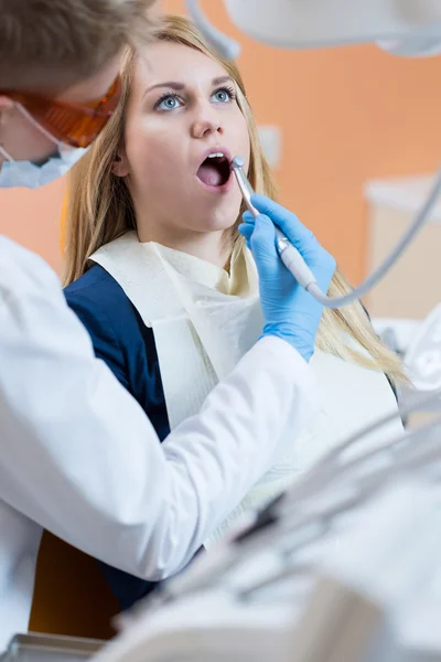 Mulher jovem durante o tratamento dentário — Fotografia de Stock