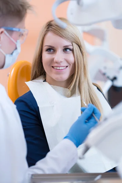 Dentista e sua paciente — Fotografia de Stock