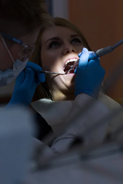 Dentist using dental drill — Stock Photo, Image
