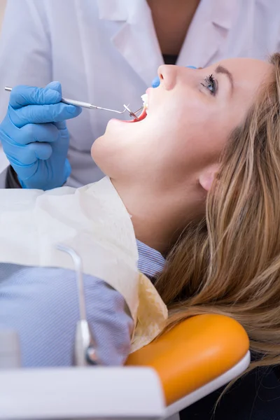 Kvinna med hennes tänder undersöks — Stockfoto