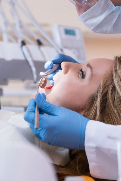 Використання стоматологічної дрилі та дзеркала рота — стокове фото
