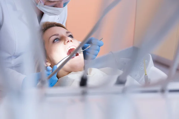 Odontologia examinando os dentes do paciente — Fotografia de Stock