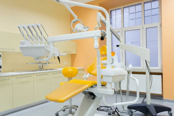 Moderno studio dentistico attrezzato — Foto Stock