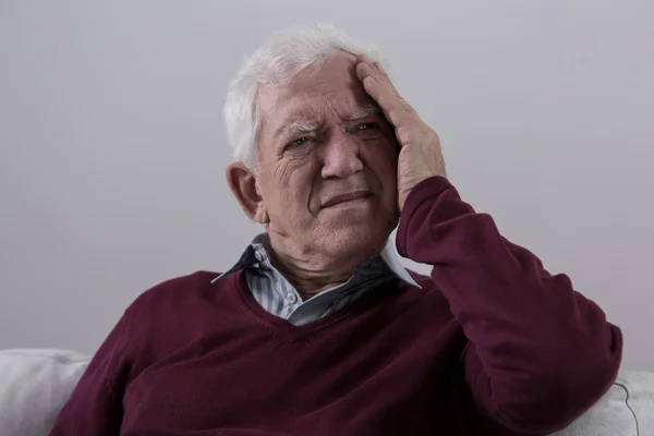 Senior man met hoofdpijn — Stockfoto