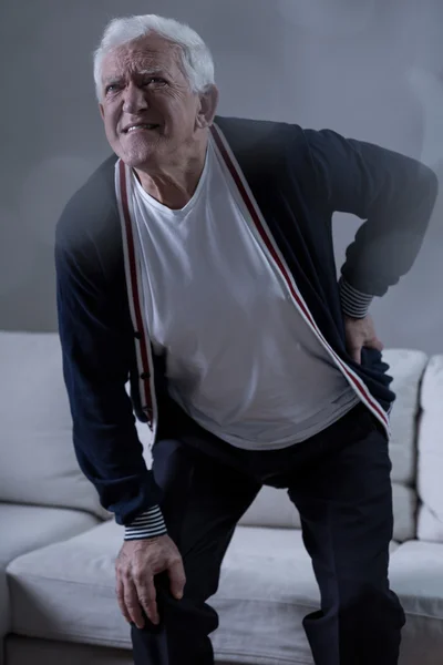 Uomo anziano con mal di schiena — Foto Stock