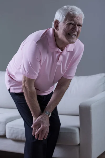 Pensionär med knä artrit — Stockfoto