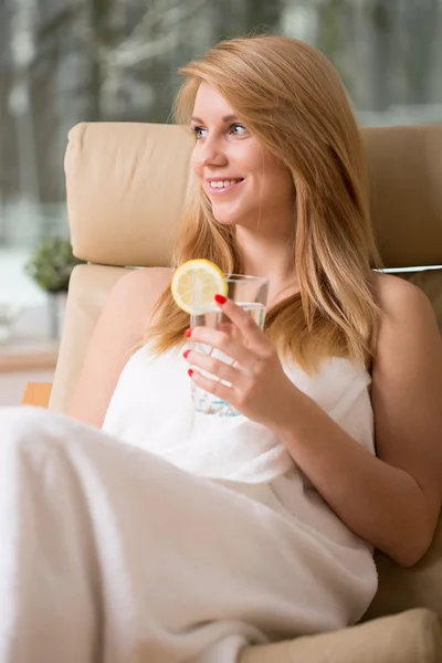 Vrouw die water drinkt — Stockfoto