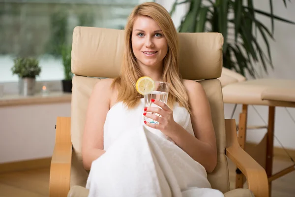 Mujer en sala de relax — Foto de Stock