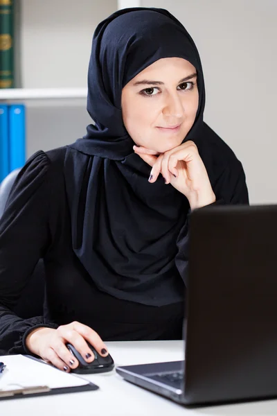 Arabská žena v kanceláři — Stock fotografie