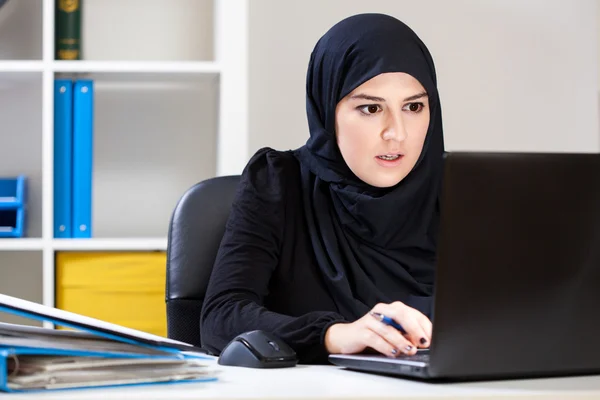 Muselman kvinna arbetande på laptop — Stockfoto