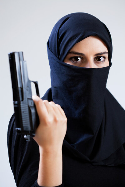 Женщина в вуали с пистолетом
