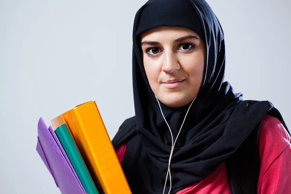 Ung muslimsk kvinna innan skolan — Stockfoto