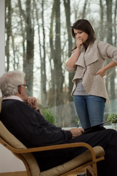 Despair woman talking with therapist — Stock Photo, Image