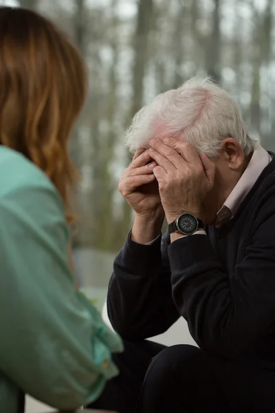Uomo anziano che piange — Foto Stock