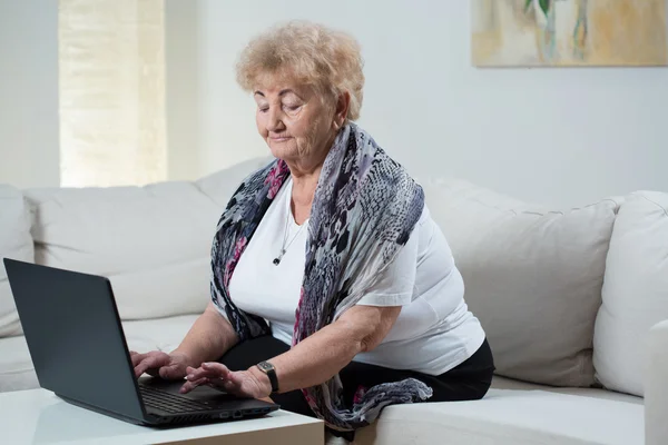 Modern idősebb nő — Stock Fotó