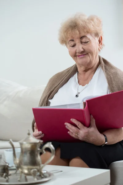 Ältere Frau sieht Bilder — Stockfoto