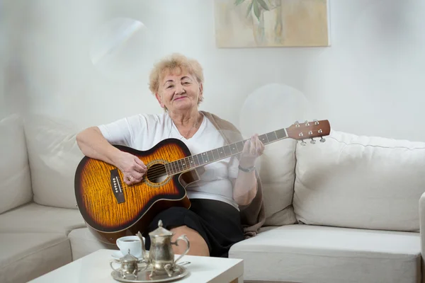 Donna anziana che suona la chitarra — Foto Stock