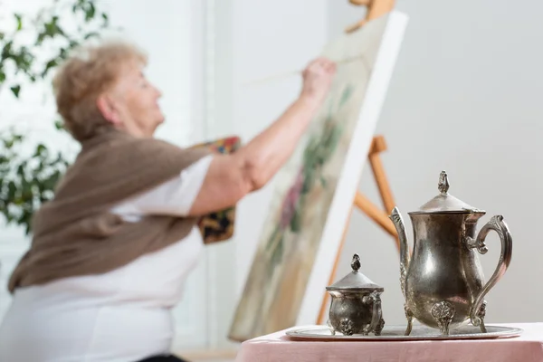 Met behulp van ezel tijdens schilderij — Stockfoto