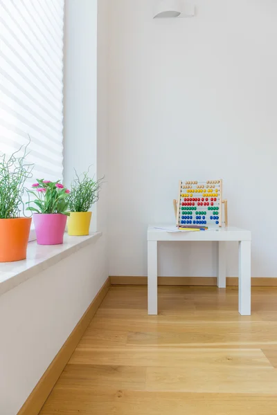 Abacus di atas meja di ruang anak — Stok Foto