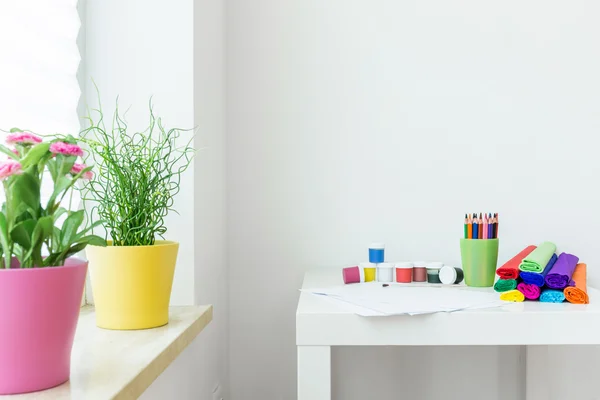 Buntstifte auf einem Tisch — Stockfoto