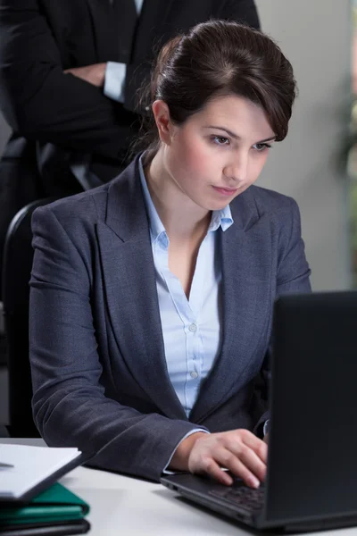 Werknemer wordt gecontroleerd door boss — Stockfoto