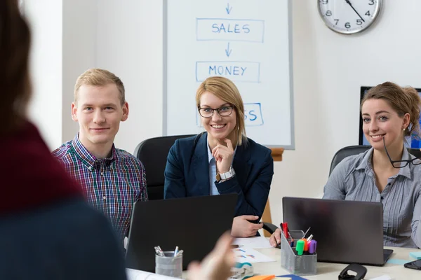 Empresarios discutiendo con el cliente — Foto de Stock