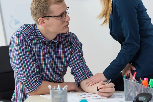 Vrouw ondersteunen zijn bezorgd mede-werker — Stockfoto