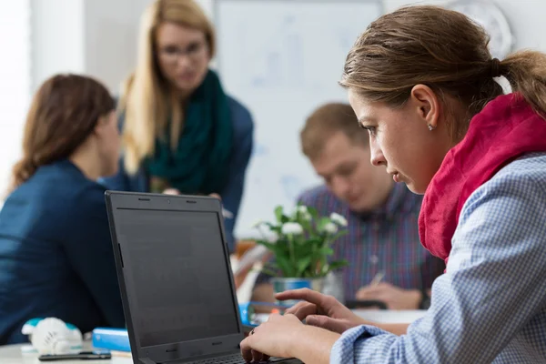 Frau isoliert sich von Geschäftsteam — Stockfoto