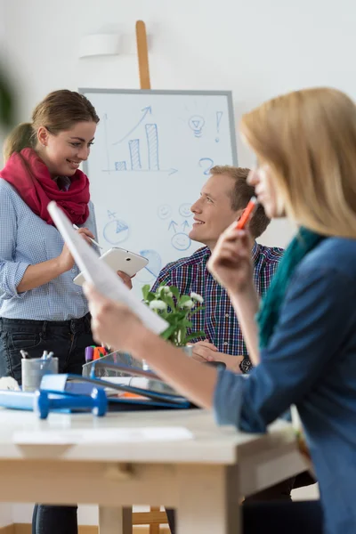 Freundliche Atmosphäre im modernen Büro — Stockfoto