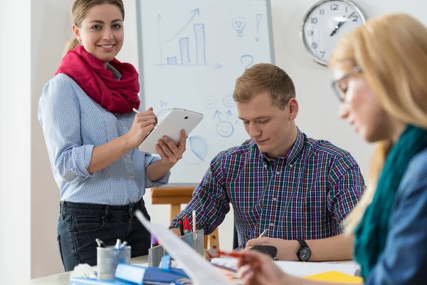 Giovani che lavorano in ufficio — Foto Stock