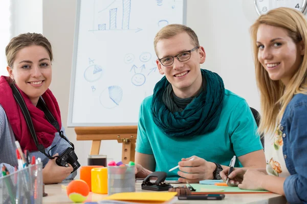 Teamwork im modernen Büro — Stockfoto