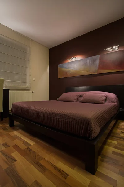 Dormitorio oscuro con cama enorme — Foto de Stock